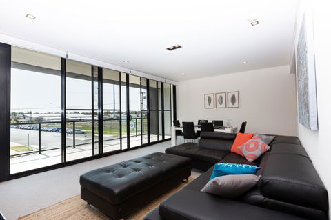 Brand New Executive Apartment - Redcliffe Tourism 2