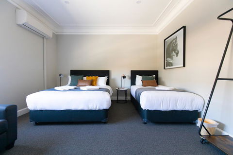 Horse And Jockey Hotel Homebush - Redcliffe Tourism 16