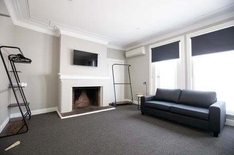 Horse And Jockey Hotel Homebush - Redcliffe Tourism 2