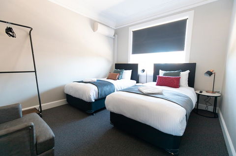 Horse And Jockey Hotel Homebush - Redcliffe Tourism 7