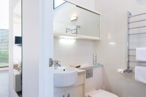 By The Beach B&B Self Contained Apartments - Redcliffe Tourism 12