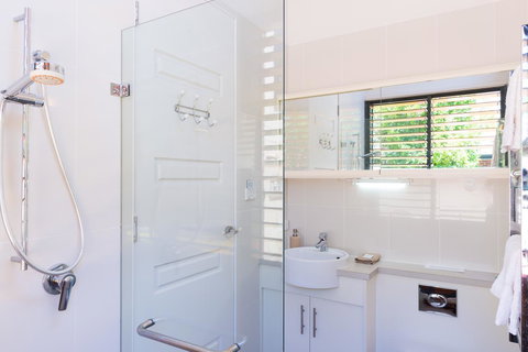 By The Beach B&B Self Contained Apartments - Redcliffe Tourism 10