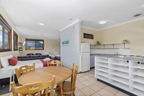 Coastal Bay Motel - Redcliffe Tourism 9