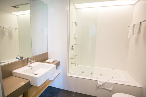 Alpha Hotel Eastern Creek - Redcliffe Tourism 13