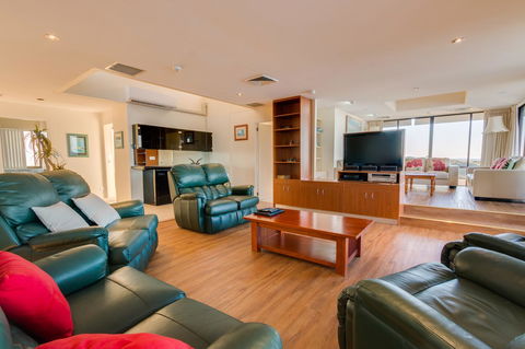 Pacific Towers Beach Resort - Redcliffe Tourism 23