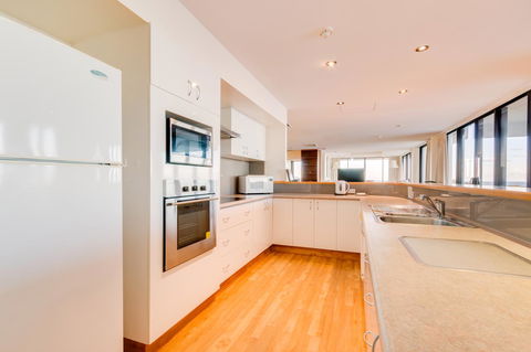 Pacific Towers Beach Resort - Redcliffe Tourism 18