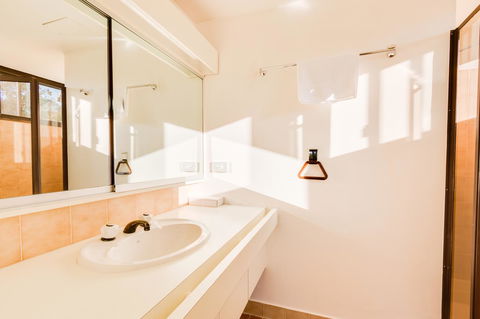 Pacific Towers Beach Resort - Redcliffe Tourism 28