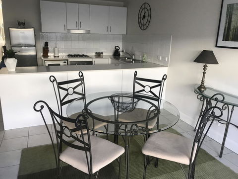 Travers Street Apartment - Redcliffe Tourism 4