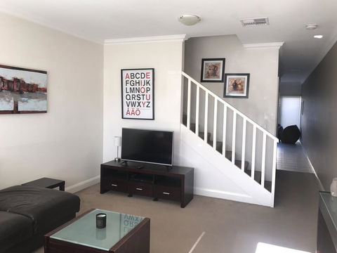 Travers Street Apartment - Redcliffe Tourism 6
