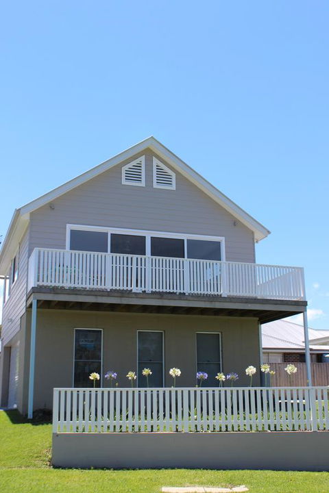 Red Waratah - Redcliffe Tourism 0