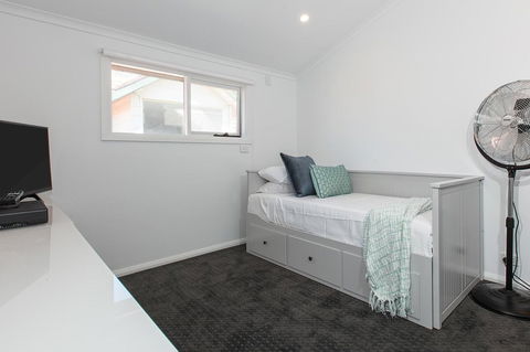 Elegant Family Home Close To Harbour And Views - Redcliffe Tourism 8