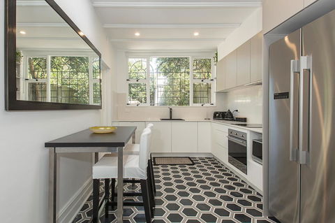 Elegant Family Home Close To Harbour And Views - Redcliffe Tourism 5