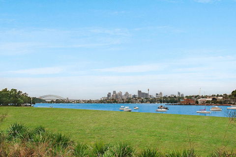 Elegant Family Home Close To Harbour And Views - Redcliffe Tourism 17