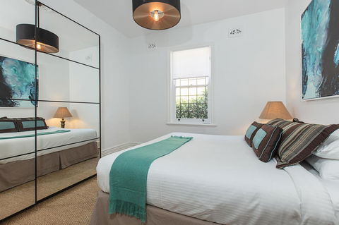 Elegant Family Home Close To Harbour And Views - Redcliffe Tourism 1