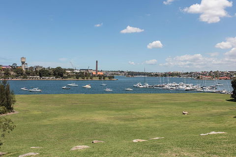 Elegant Family Home Close To Harbour And Views - Redcliffe Tourism 13