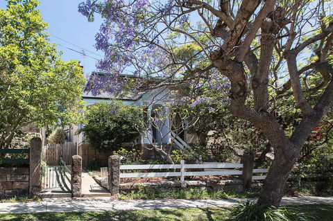 Elegant Family Home Close To Harbour And Views - Redcliffe Tourism 15