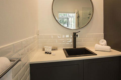Elegant Family Home Close To Harbour And Views - Redcliffe Tourism 7