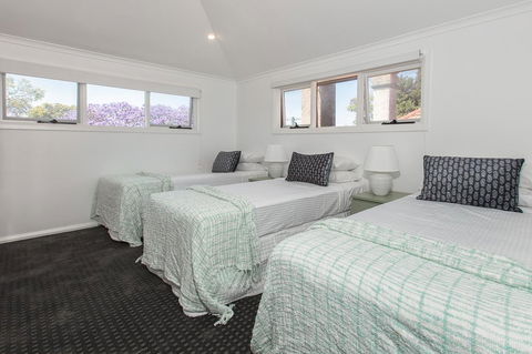 Elegant Family Home Close To Harbour And Views - Redcliffe Tourism 9