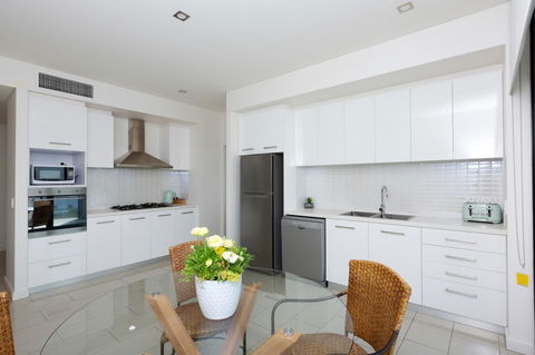 The Penthouse - Redcliffe Tourism 6