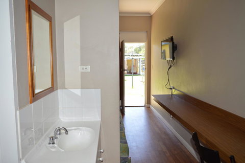 Brolga Hotel Motel - Coleambally - Redcliffe Tourism 3