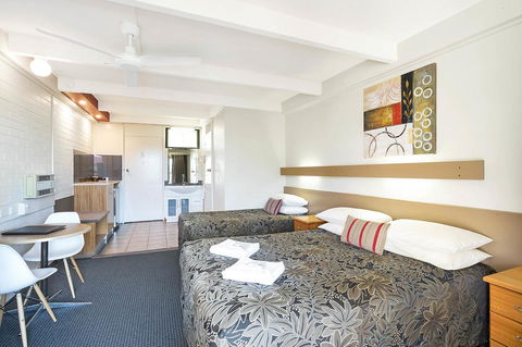 Black Dolphin Resort Motel & Apartments - Redcliffe Tourism 21
