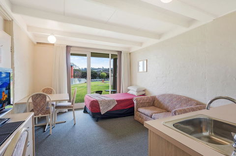 Black Dolphin Resort Motel & Apartments - Redcliffe Tourism 16