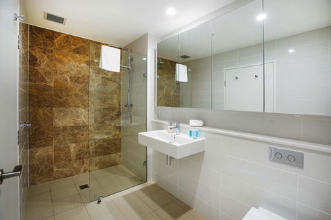 Gadigal Groove - Modern And Bright 3BR Executive Apartment In Zetland With Views - Redcliffe Tourism 7