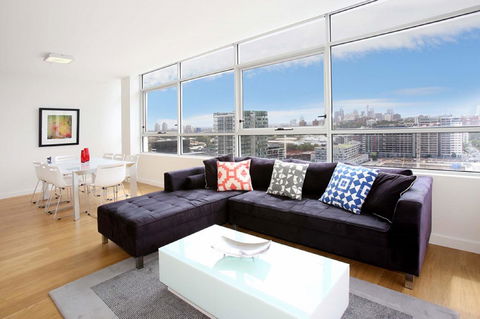 Gadigal Groove - Modern And Bright 3BR Executive Apartment In Zetland With Views - Redcliffe Tourism 0