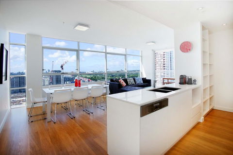 Gadigal Groove - Modern And Bright 3BR Executive Apartment In Zetland With Views - Redcliffe Tourism 2