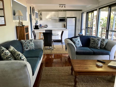 Lakeview Cottage - Redcliffe Tourism 6
