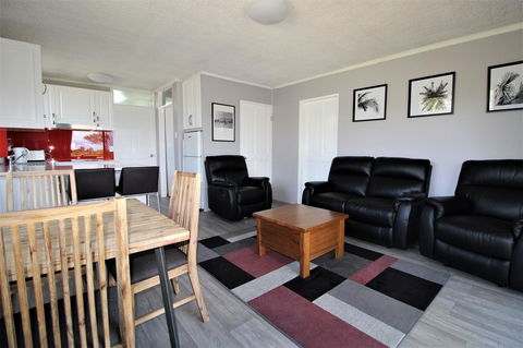 Beachfront 3, 25 Willow Street - Redcliffe Tourism 0