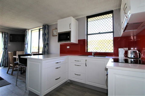 Beachfront 3, 25 Willow Street - Redcliffe Tourism 6