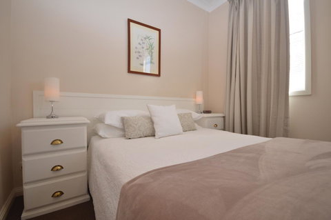 The Old Saddlery - Redcliffe Tourism 7