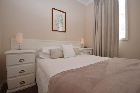 The Old Saddlery - Redcliffe Tourism 6