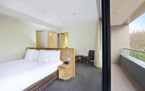 Crowne Plaza Canberra, An IHG Hotel - Redcliffe Tourism 13