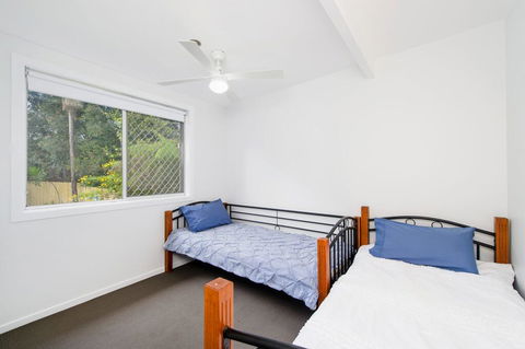 BONNY BEACH HOUSE - Holiday Accomodation With Pool - Redcliffe Tourism 3