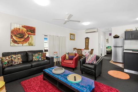 BOUTIQUE APARTMENTS BEACH LOCATION - Redcliffe Tourism 0