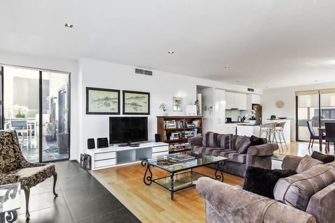 BOUTIQUE STAYS - Catani Gardens - Redcliffe Tourism 1