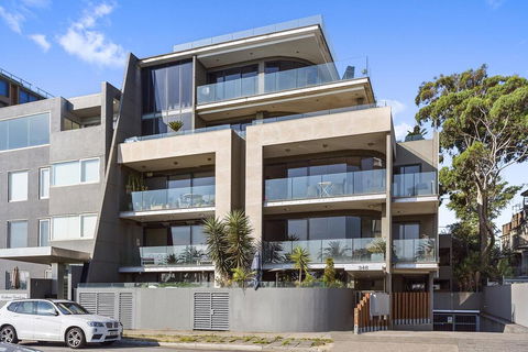 BOUTIQUE STAYS - Catani Gardens - Redcliffe Tourism 0