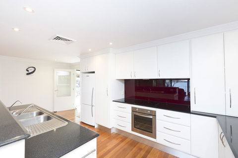 Brae Villa - Redcliffe Tourism 1