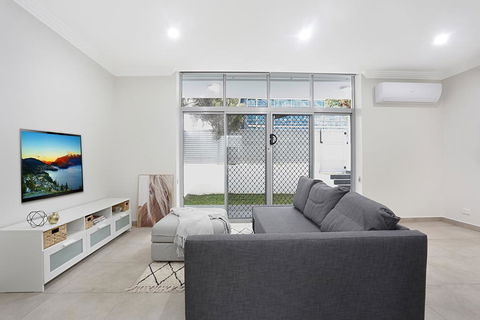 Brand New 2 Bedroom Apartment For 7 People - Redcliffe Tourism 3