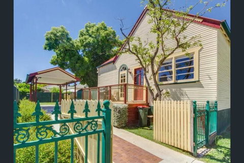 Bright 3-bedroom Apartment - Central Armidale - Redcliffe Tourism 0