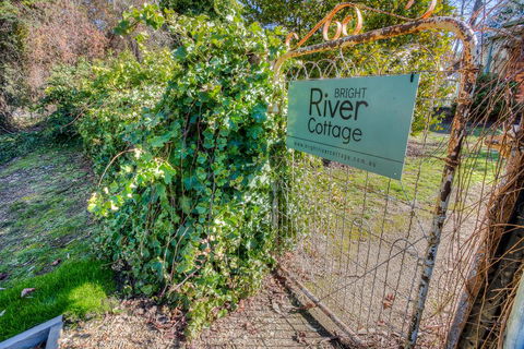 Bright River Cottage - Redcliffe Tourism 2