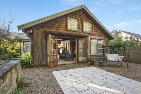 BROWNS COTTAGE - Redcliffe Tourism 1