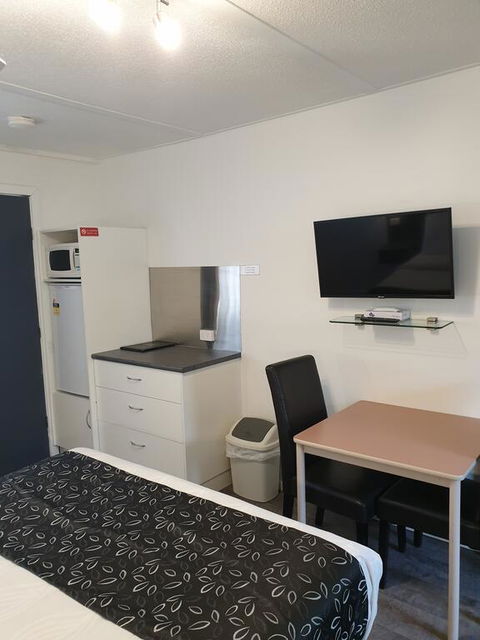 Budget On The Lake - Redcliffe Tourism 2