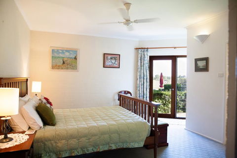 Burncroft Guesthouse - Redcliffe Tourism 1