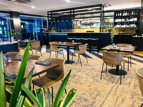 Burnett Riverside Hotel - Redcliffe Tourism 1
