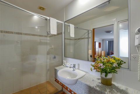 Burnett Riverside Hotel - Redcliffe Tourism 2