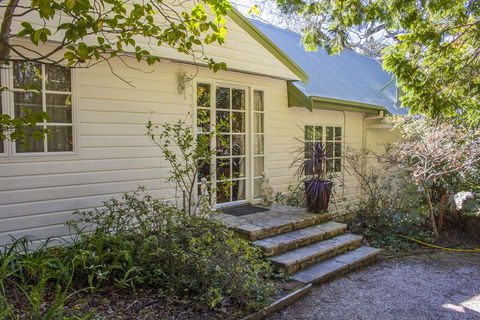 Bygone Beautys Cottages - Bronte Cottage - Redcliffe Tourism 1