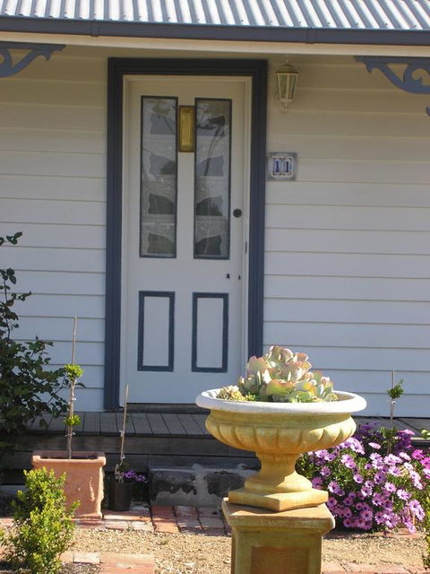 C & A's Cottage - Redcliffe Tourism 3